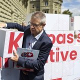 Les initiants ont déposé vendredi les signatures à la Chancellerie fédérale, à Berne. KEYSTONE/PETER KLAUNZER